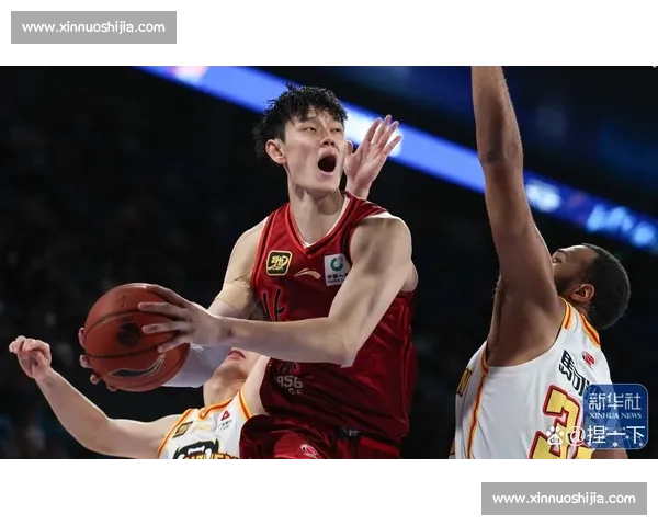 今日篮球赛场激战连连，明星球员表现引发全网热议